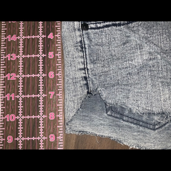 Hot shorts! - Picture 2 of 5